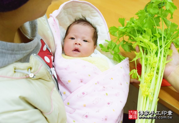 剃胎毛、滿月剃頭、嬰兒剃頭、嬰兒理髮、嬰兒剃髮、嬰兒剃胎毛、嬰兒滿月剃頭、寶寶剃頭、剃胎毛儀式、剃胎毛吉祥話、滿月剃頭儀式、滿月剃頭吉祥話、寶寶剃胎毛、寶寶滿月剃頭理髮、新北永和區剃胎毛、新北永和區滿月剃頭、新北永和區嬰兒剃頭剃胎毛、新北永和區嬰兒理髮、新北永和區嬰兒剃髮、陳寶寶(新北永和區嬰兒寶寶滿月剃頭理髮、免費嬰兒剃胎毛儀式吉祥話)。中國風會場，爸媽寶貝免費穿「日中韓」古裝禮服。專業拍照、DVD光碟、證書。★購買「臍帶章、肚臍章、胎毛筆刷印章」贈送：剃頭、收涎、抓周，三選一。2016.01.13 照片11
